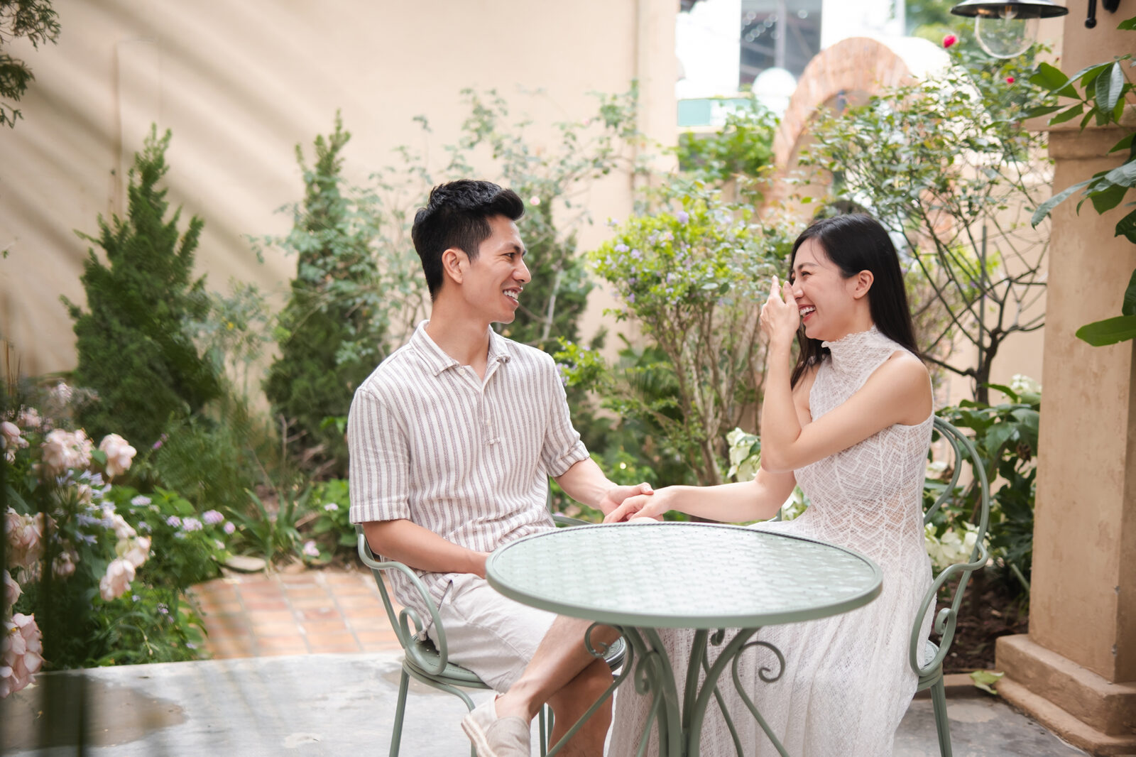 Buổi hẹn đầu được sắp xếp, kết nối và sàng lọc ngay tại bàn cà phê