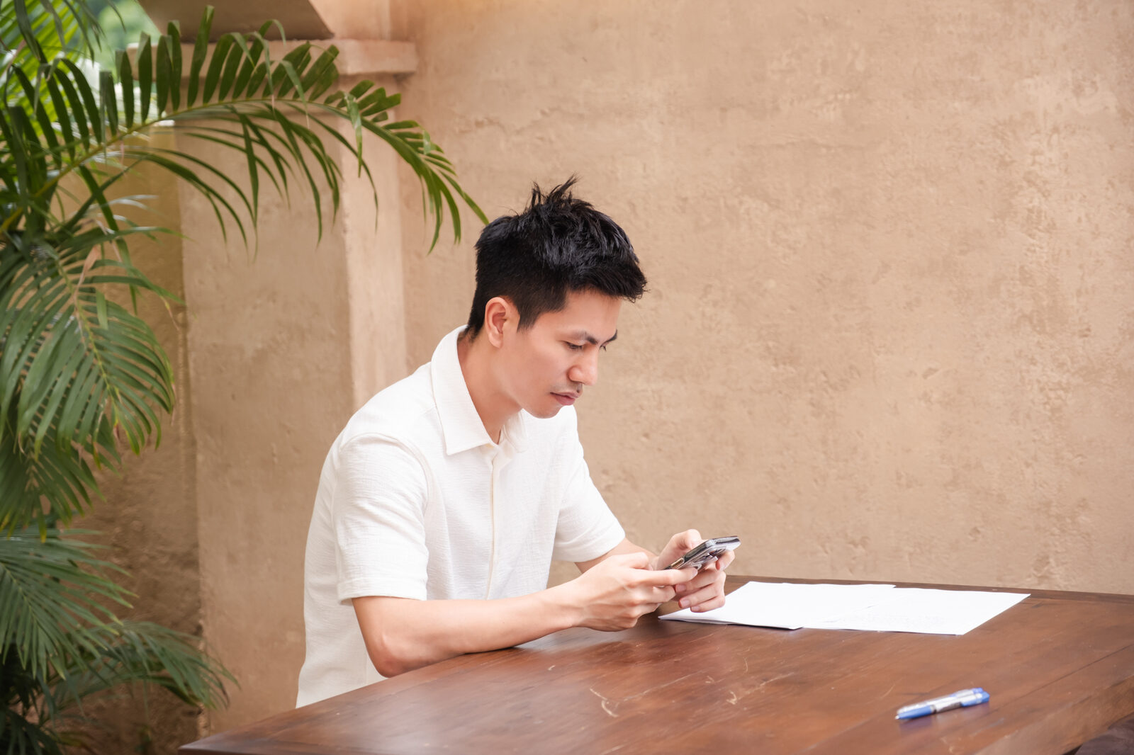 Người đàn ông ngồi một mình lướt điện thoại, vòng lặp quẹt app không đi tới đâu